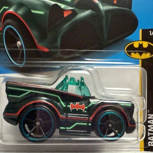 Batman Classic Hot Wheels Batmobile TV Series Tooned DC 3/250 1/5 - Picture 2 of 3